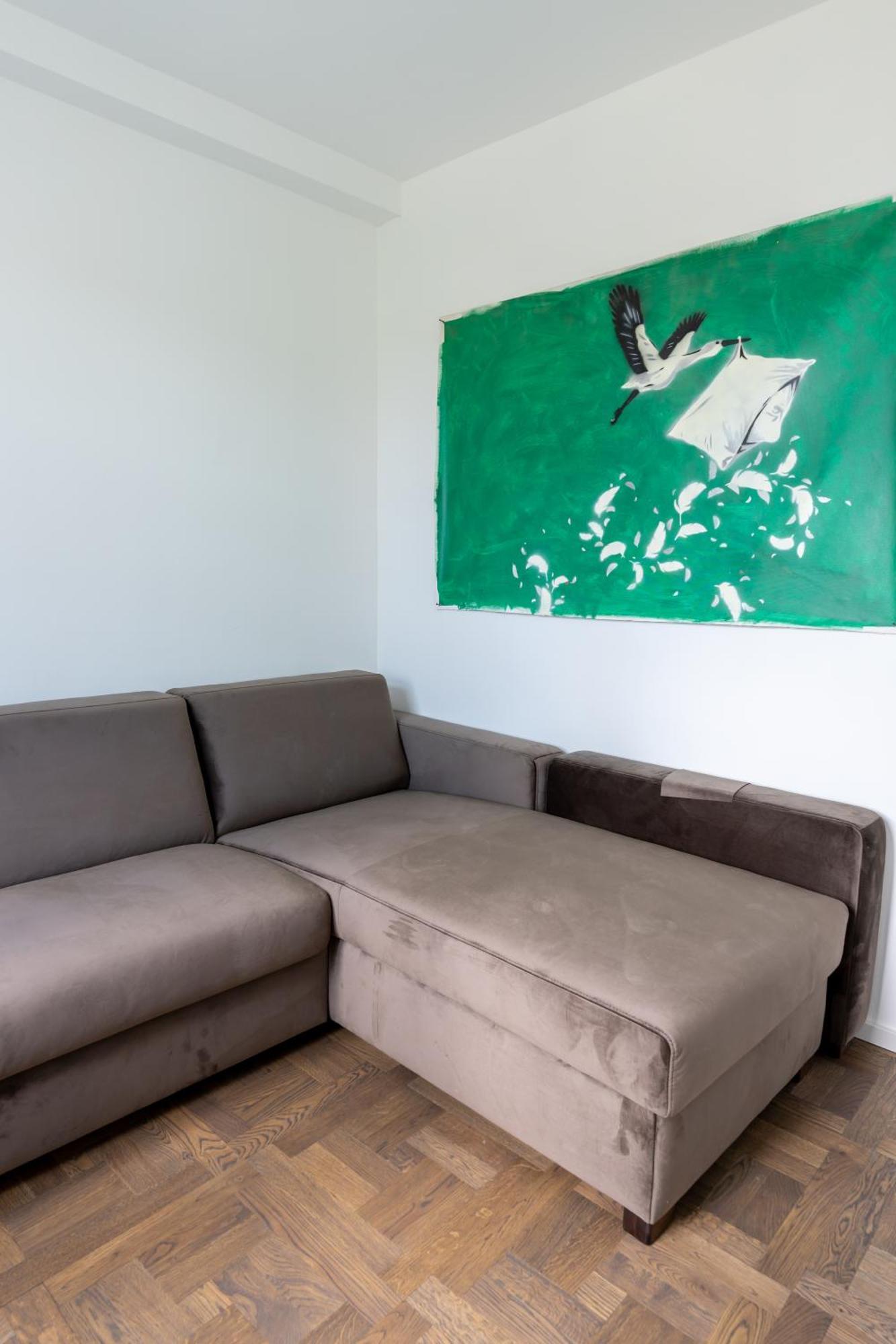On 6 Rust Apartment Room photo